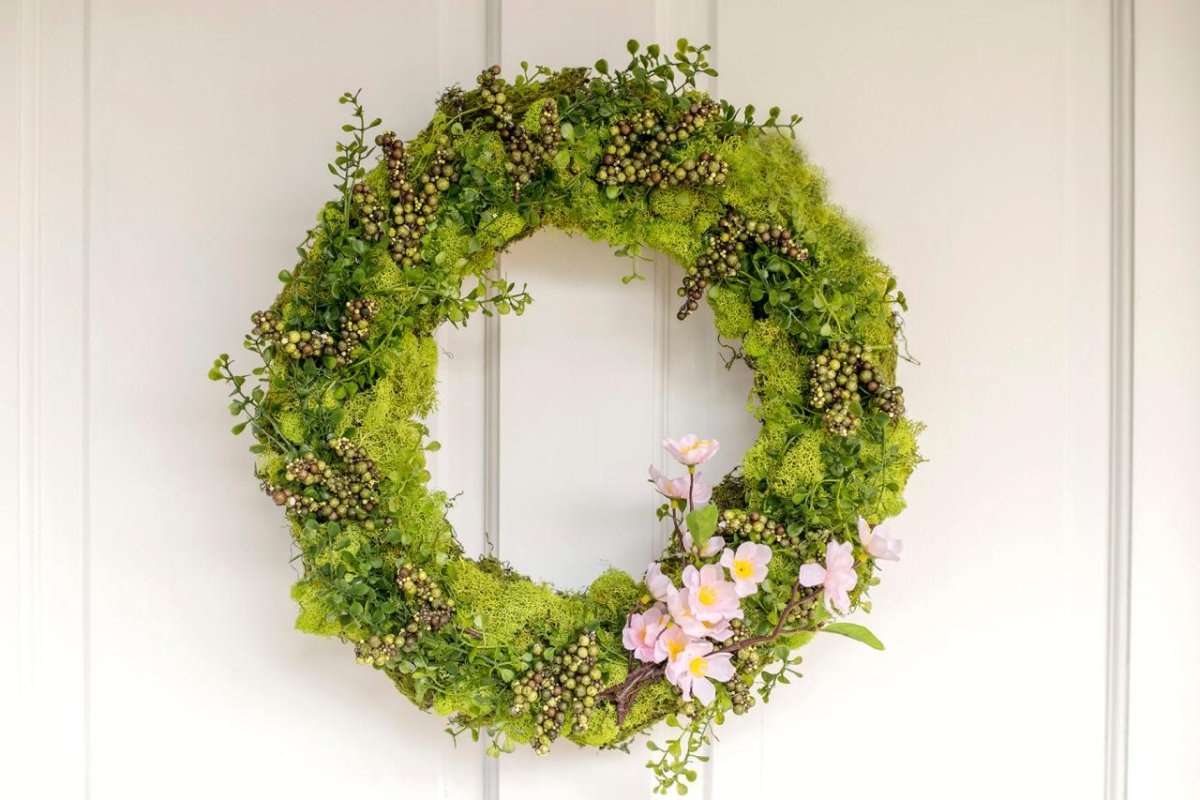 Spring Wreath on Door Wallpaper