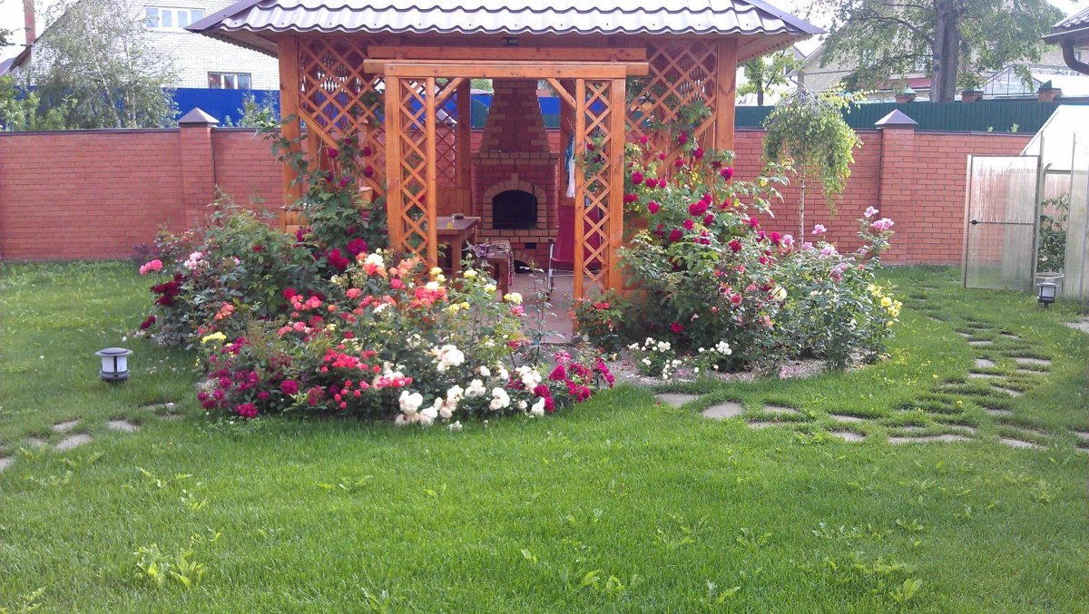Клумба у беседки