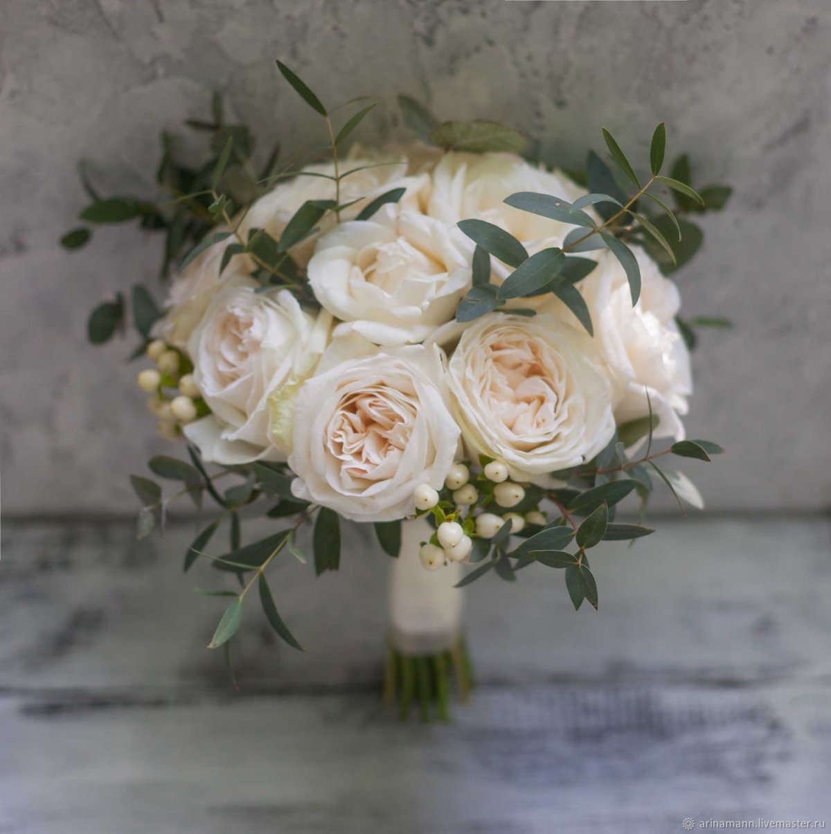 Букет невесты белые пионовидные розы