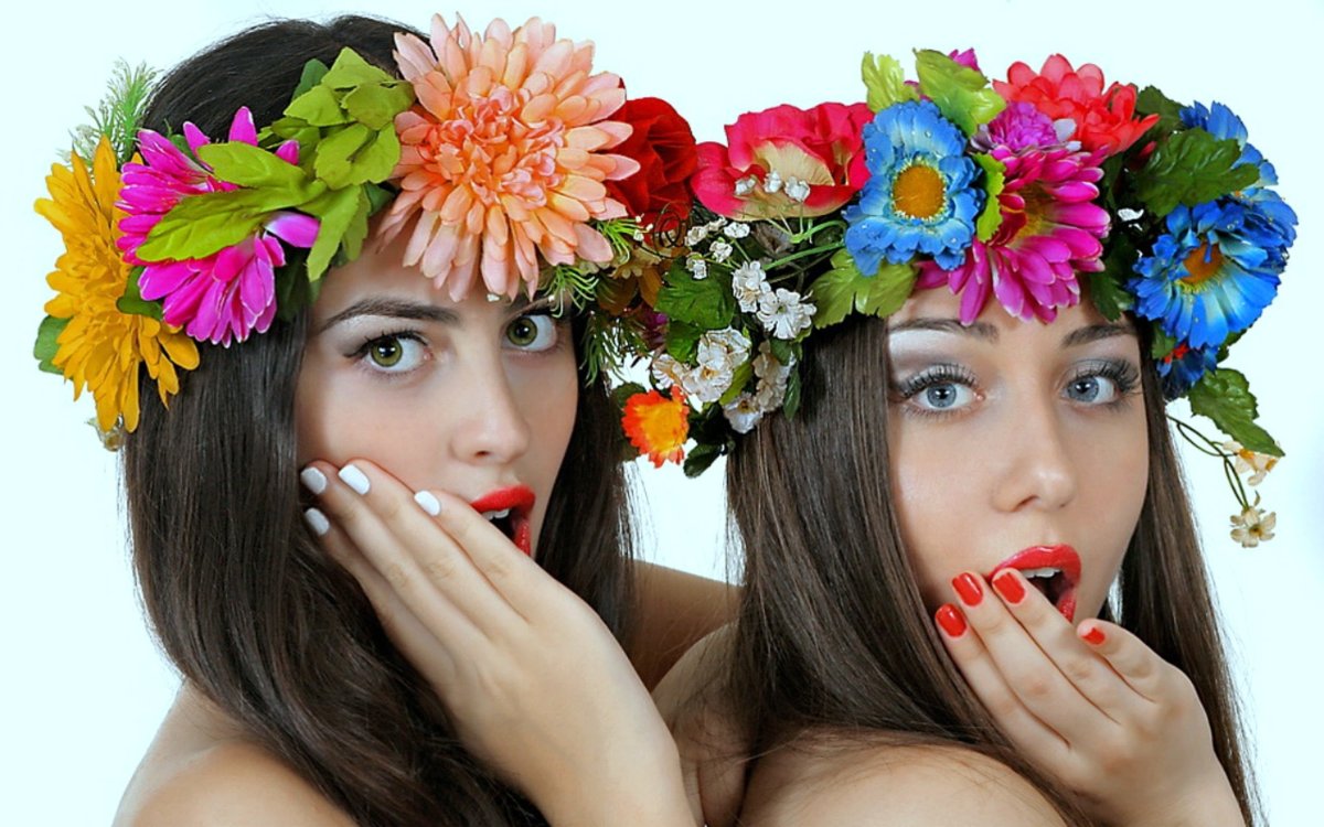 Две девушки в венках