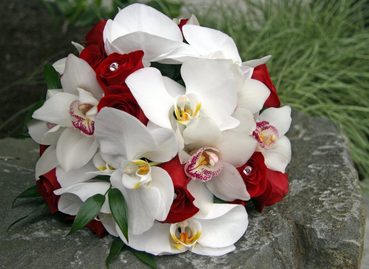 Букет невесты из роз и орхидей