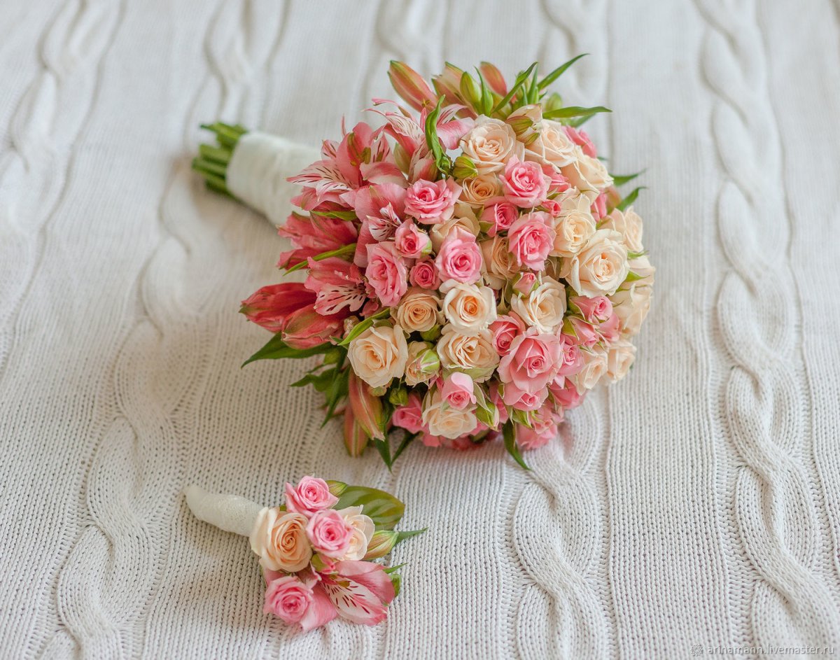 Букет невесты из розовых кустовых роз