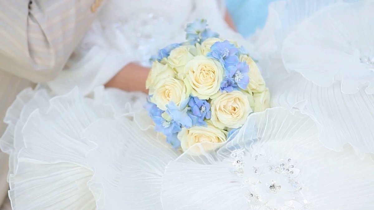 Букет невесты в бело голубом цвете