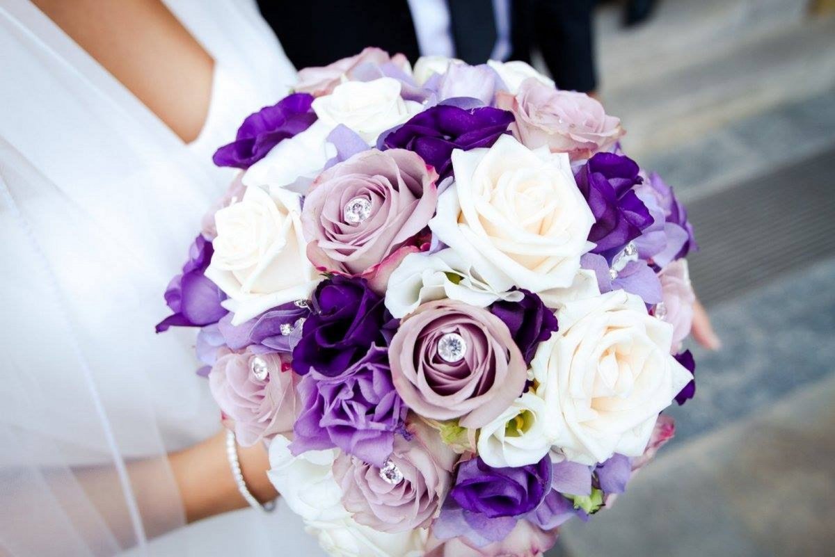 Бело фиолетовый букет невесты