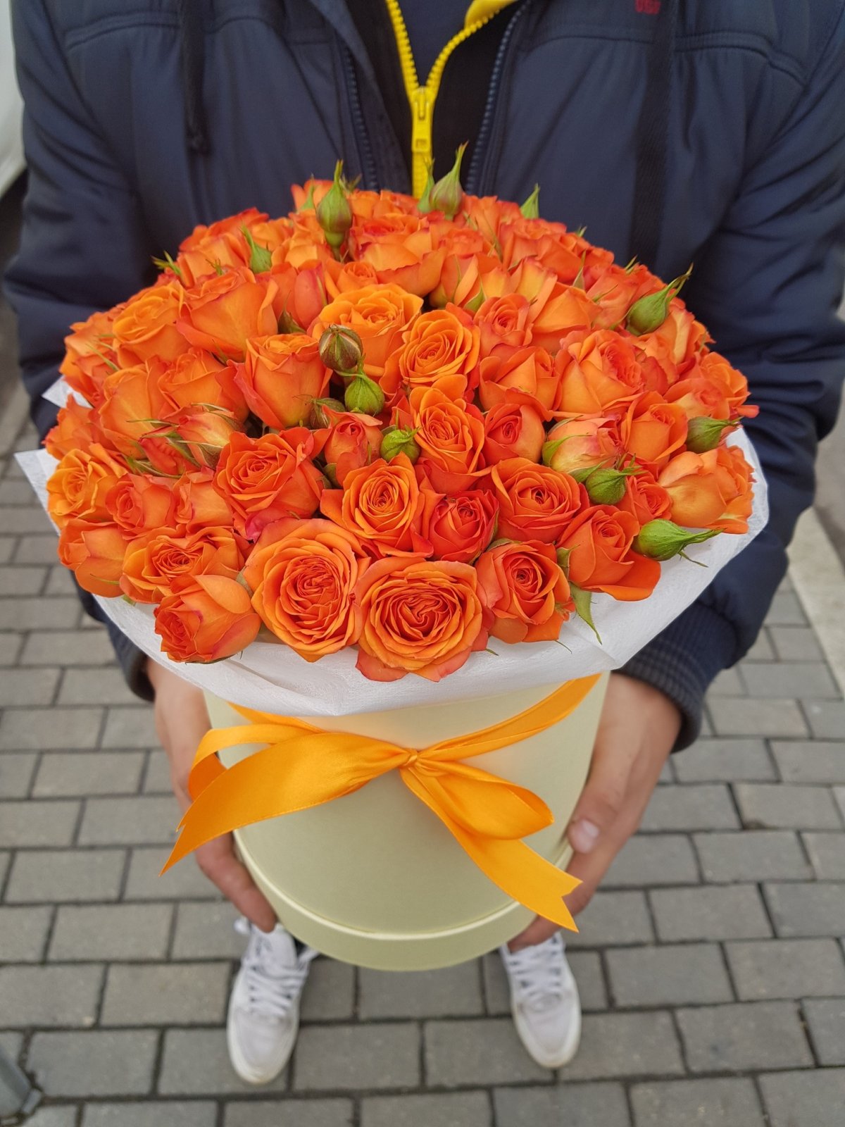 Оранжевые розы в коробке