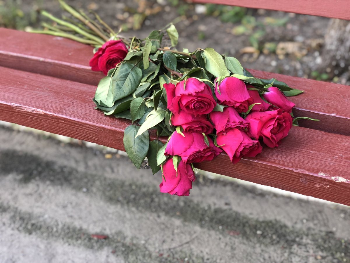 Букет цветов на скамейке
