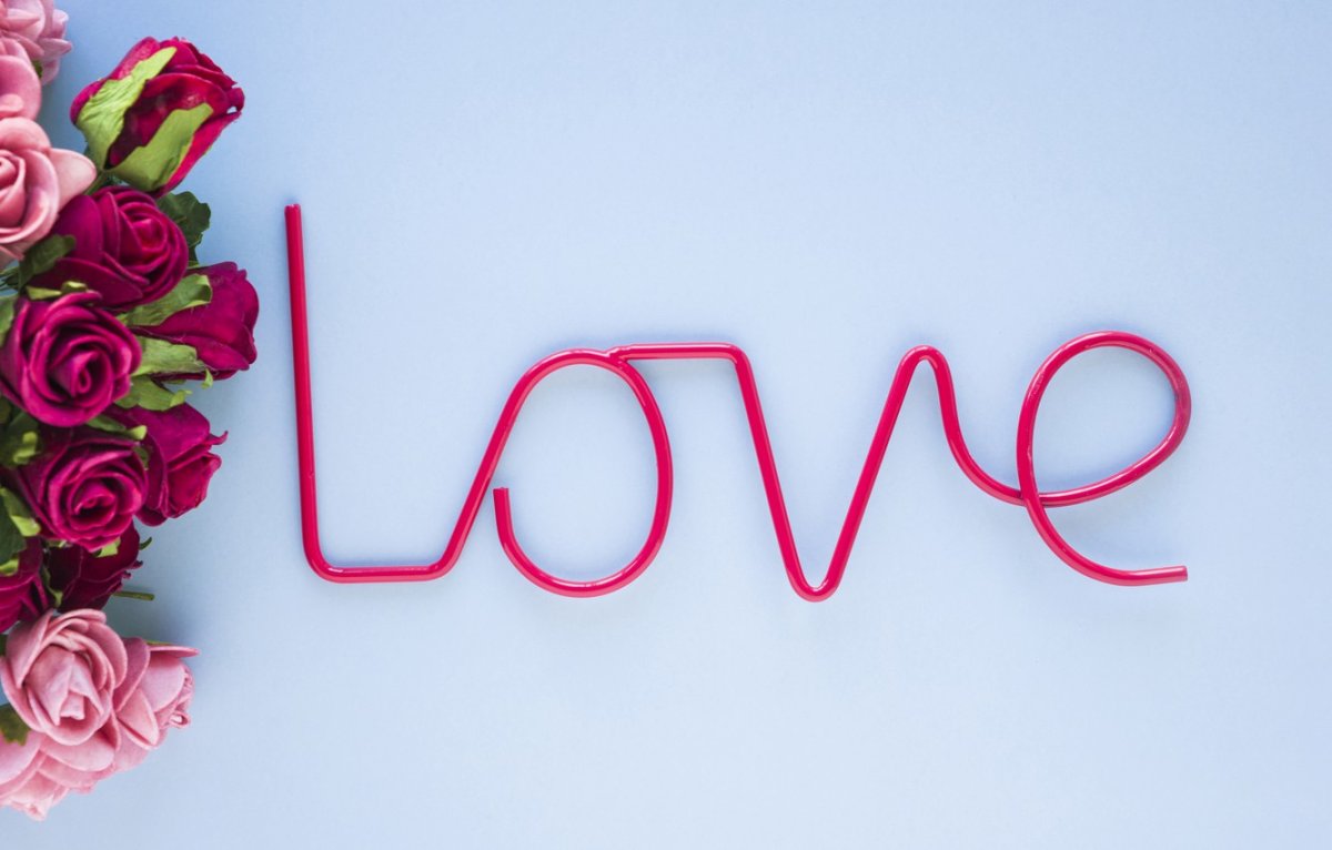 Love надпись с цветами