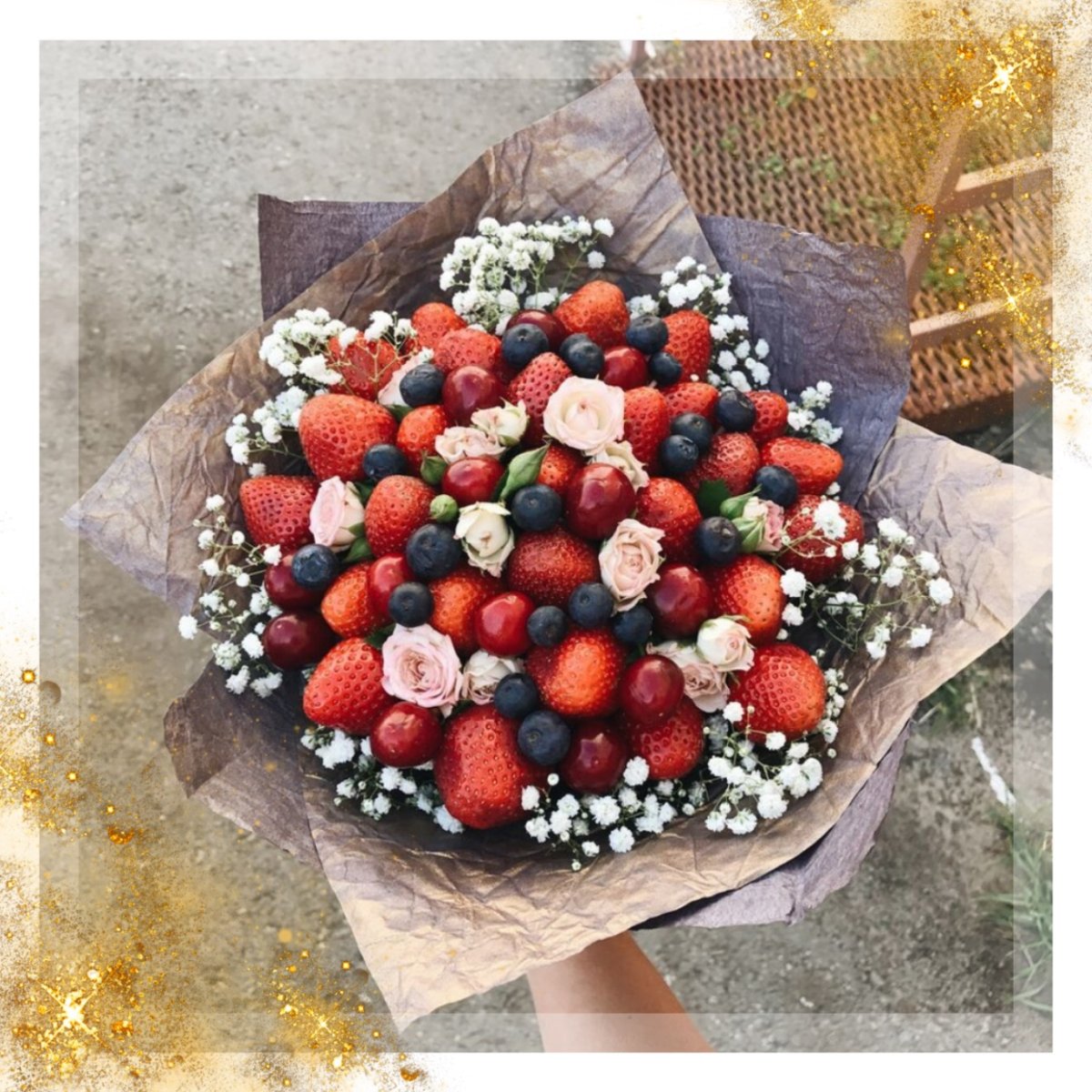 Букет с клубникой и голубикой