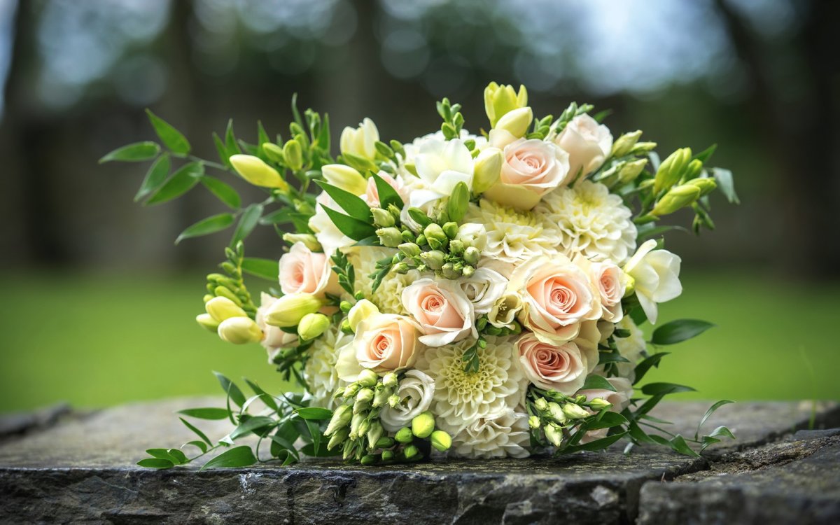 Букет невесты фрезии и розы