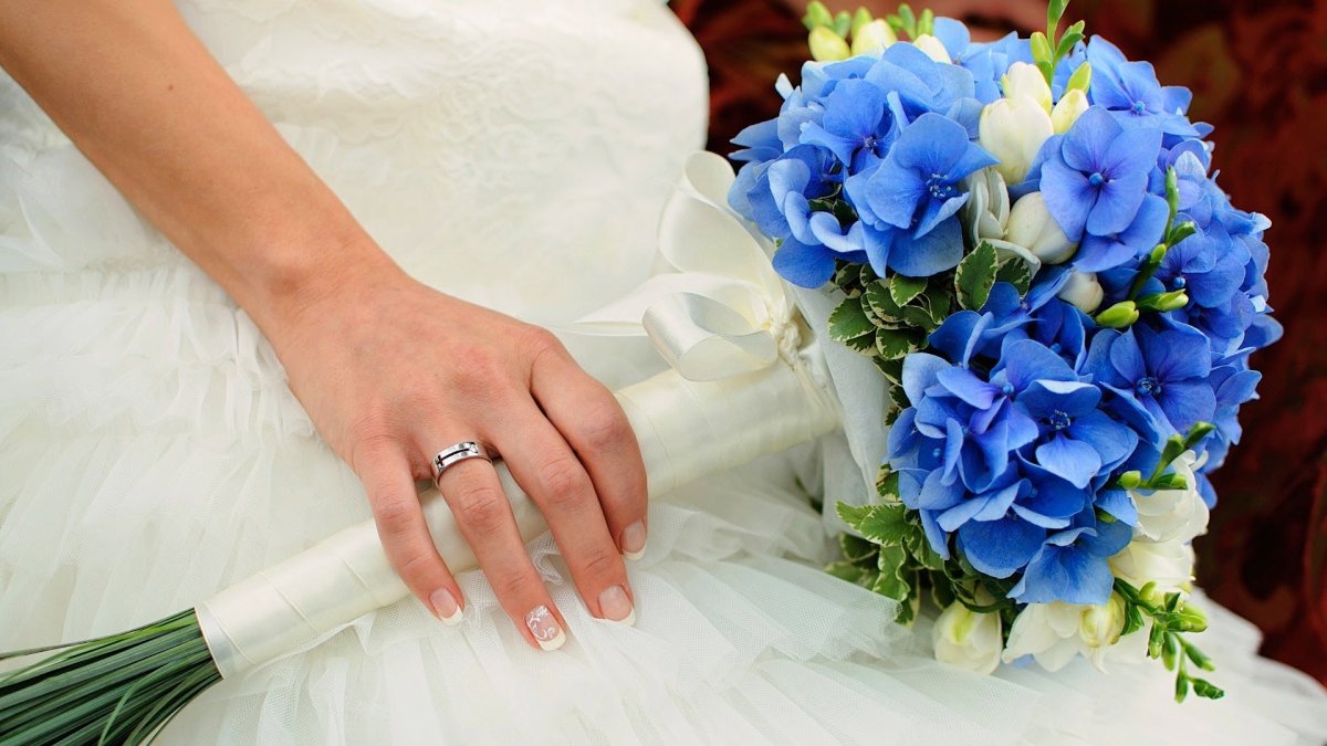 Букет невесты в бело голубых тонах