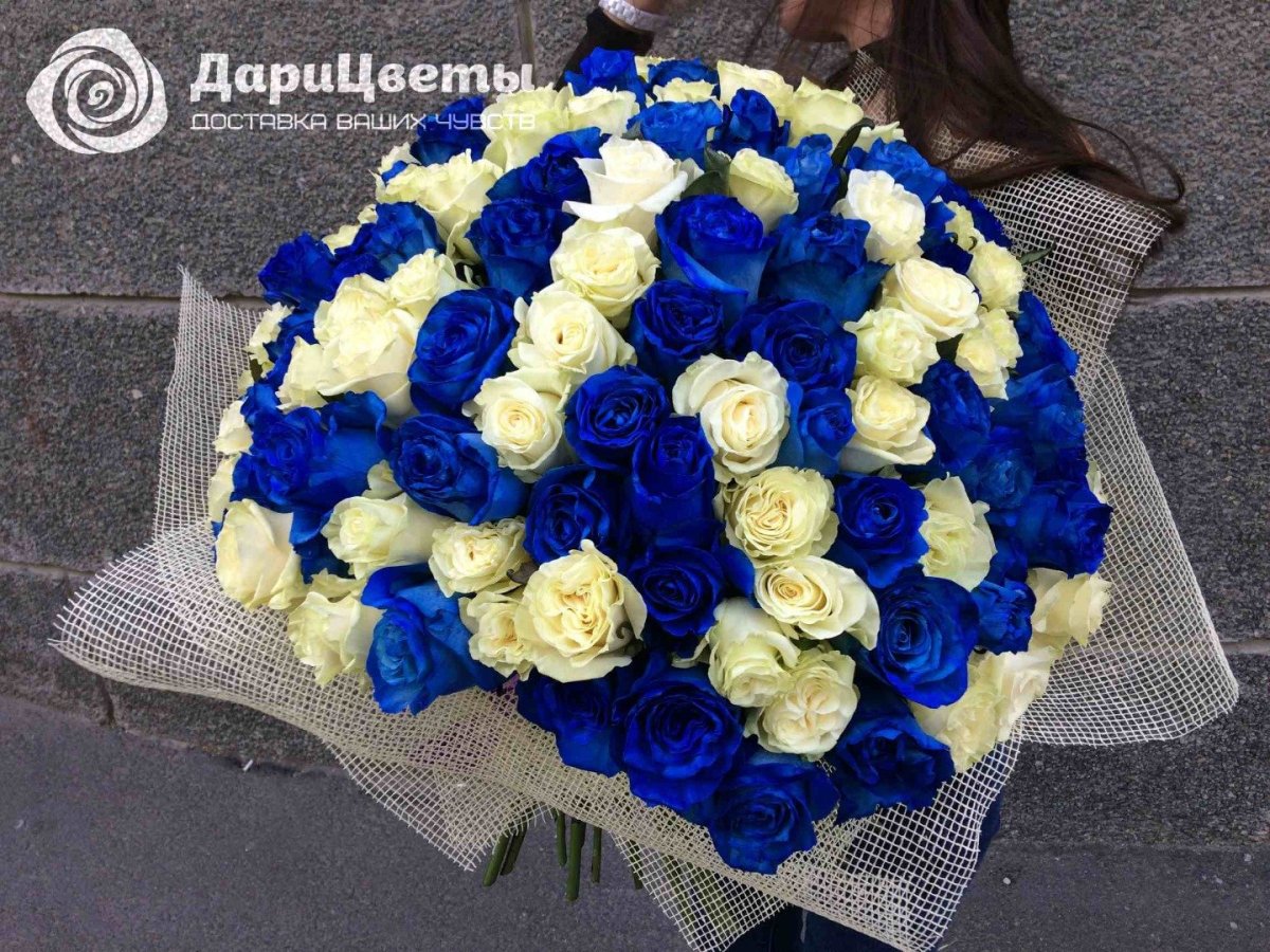 Синие и белые розы букет