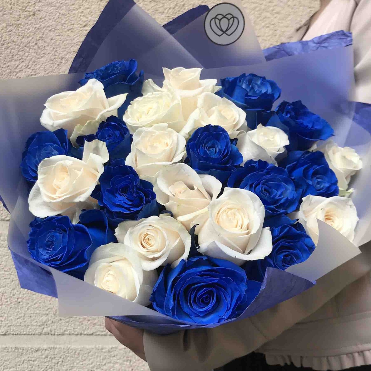 Букет бело синих роз
