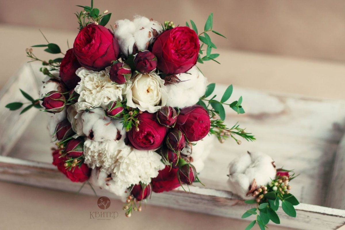 Букет белые пионы и красные розы