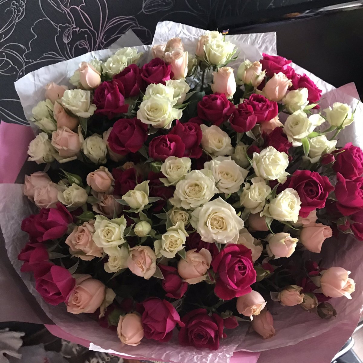 Букет цветов розы дома