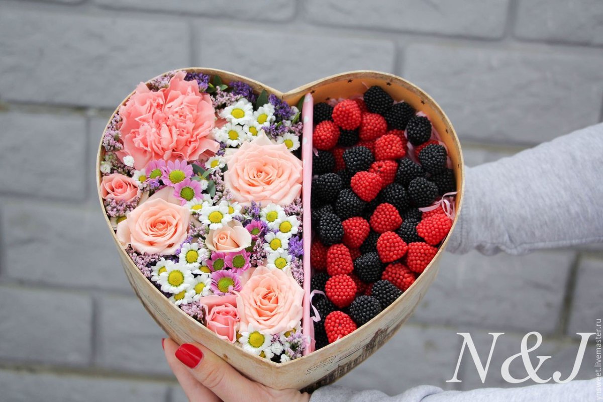 Коробочка с цветами и ягодами