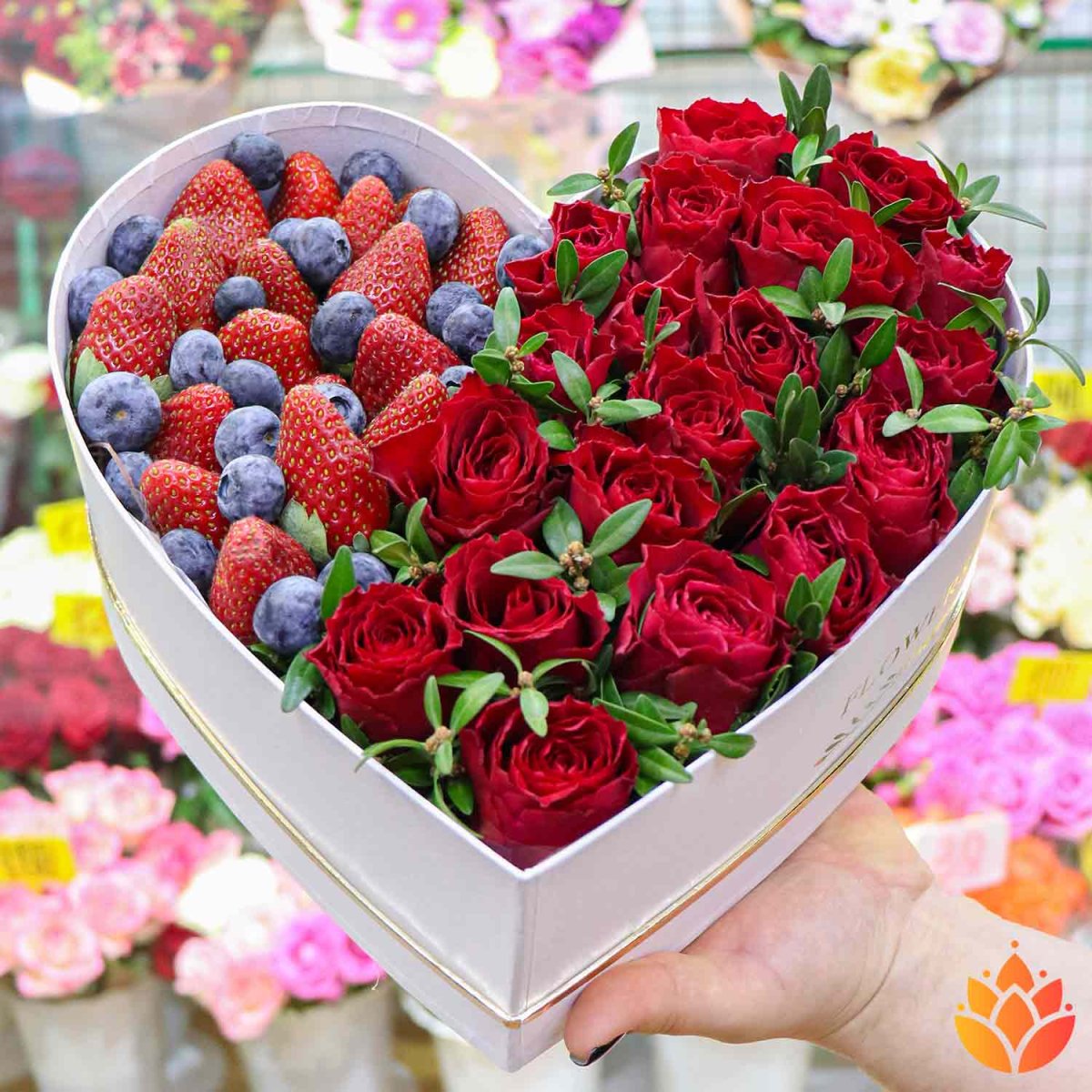 Коробка с цветами и фруктами