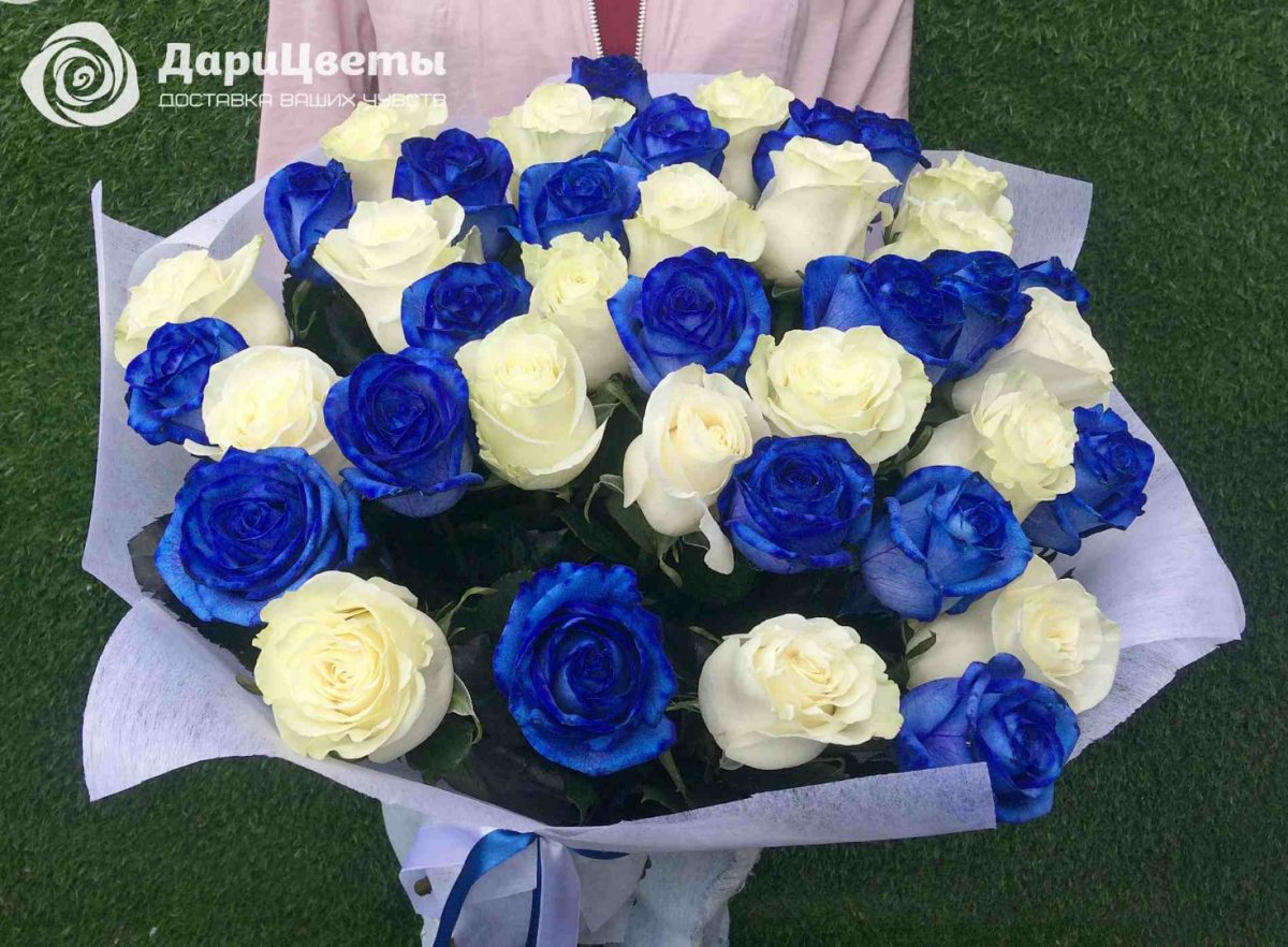 Синие и белые розы букет