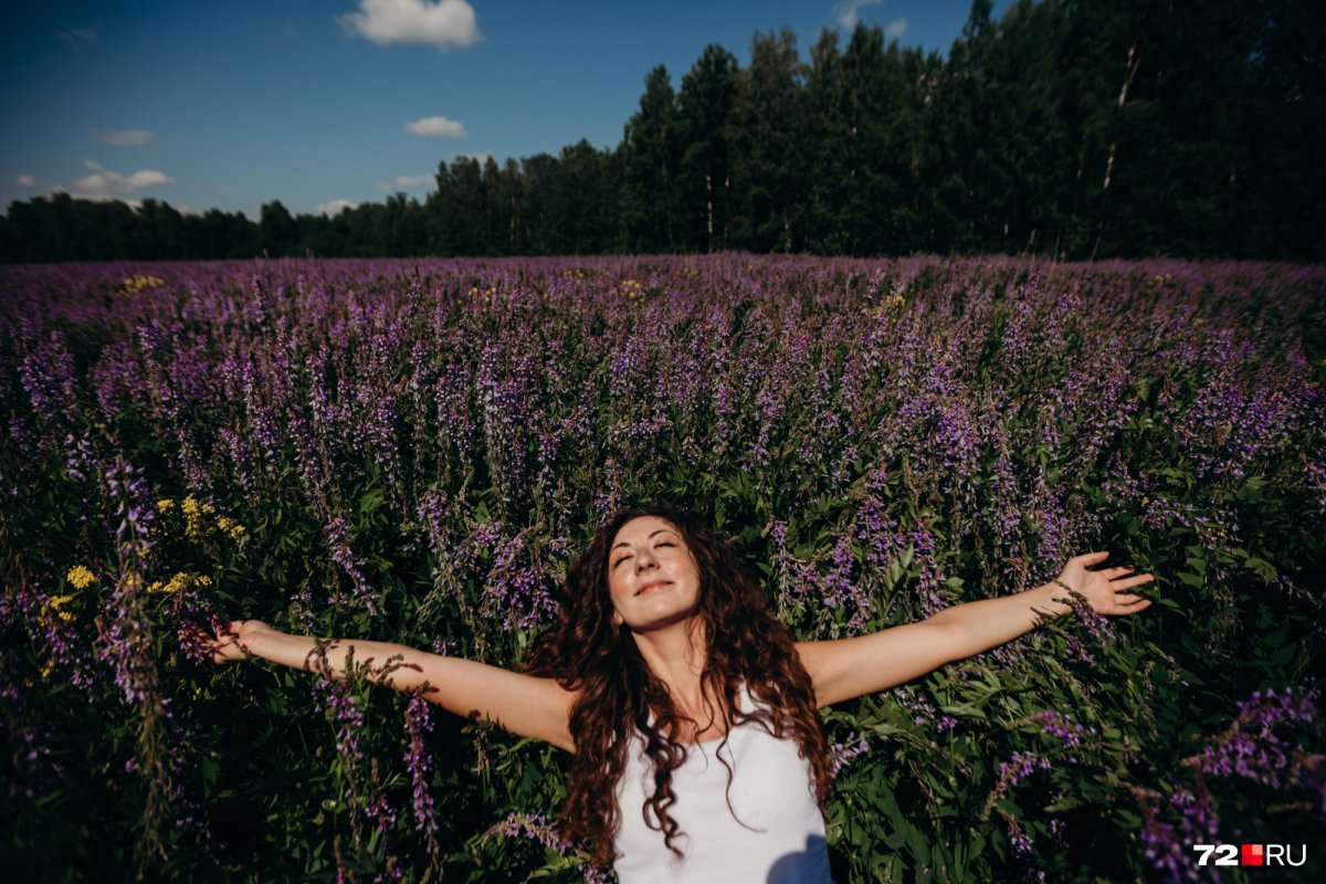 Фотосессия в поле с цветами фиолетовыми