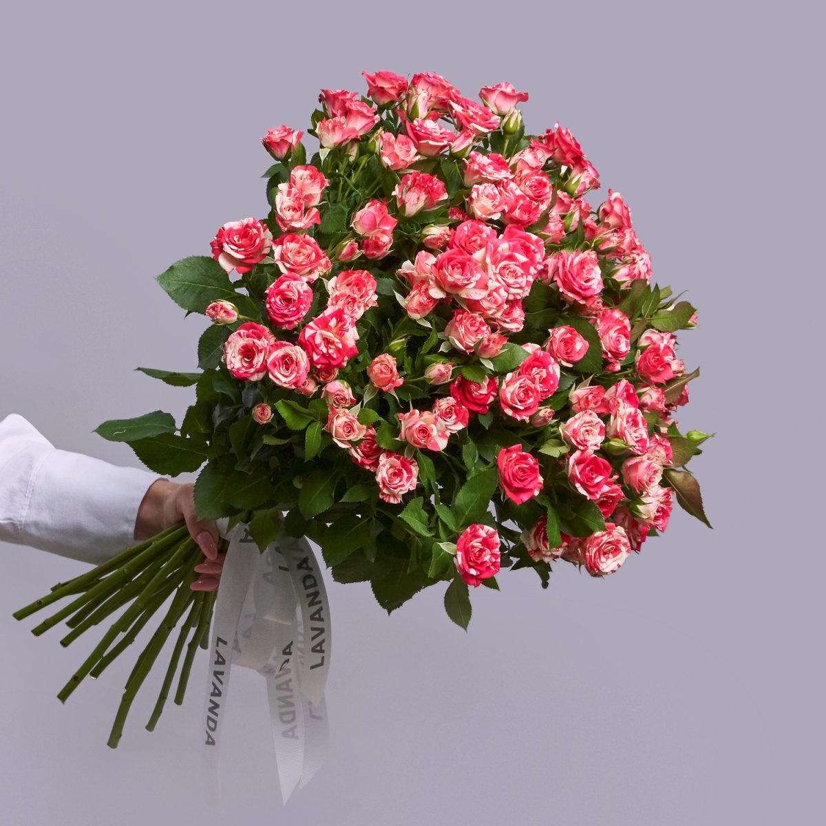 Охапка кустовых роз микс м