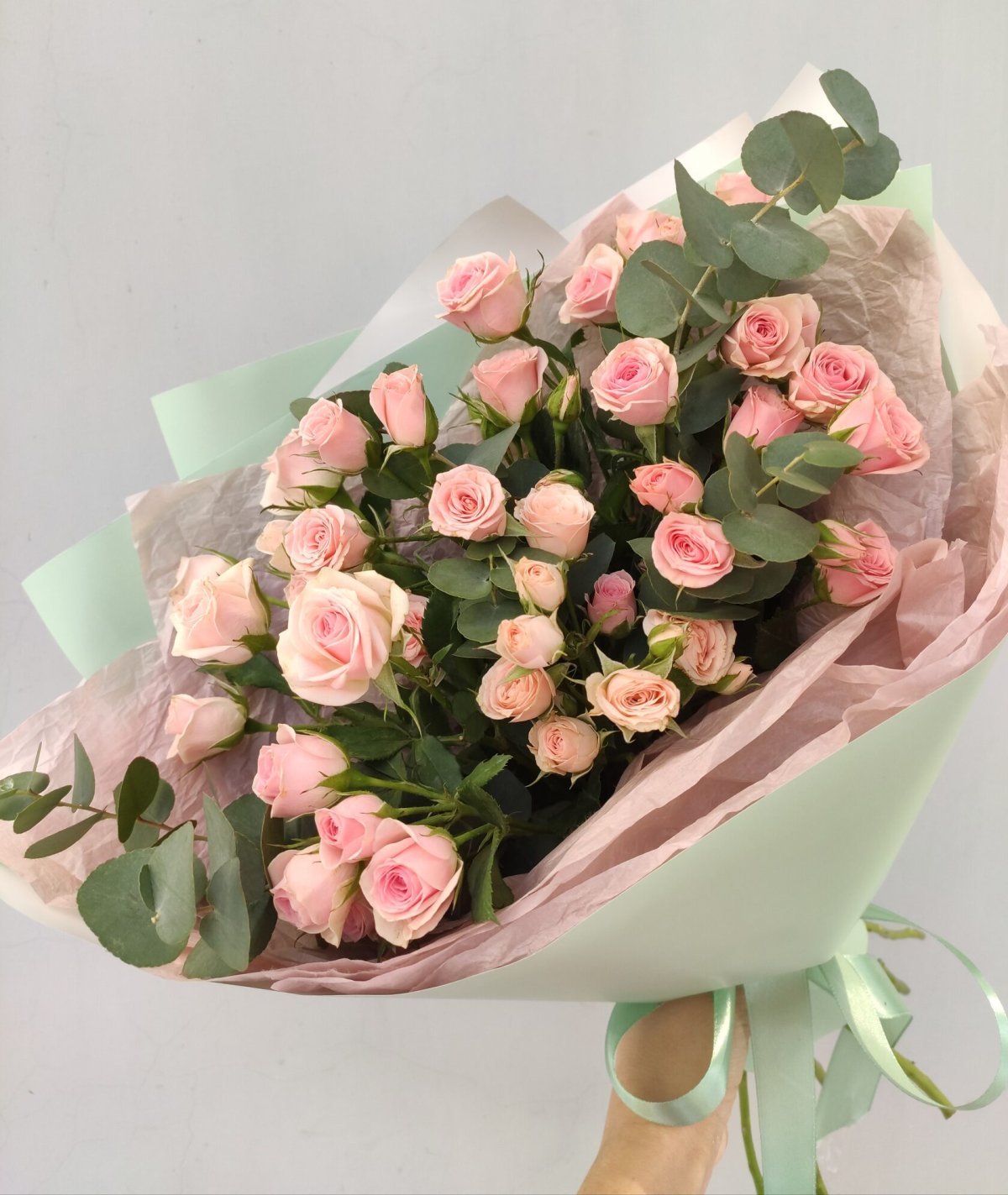 Букет кустовых розовых роз