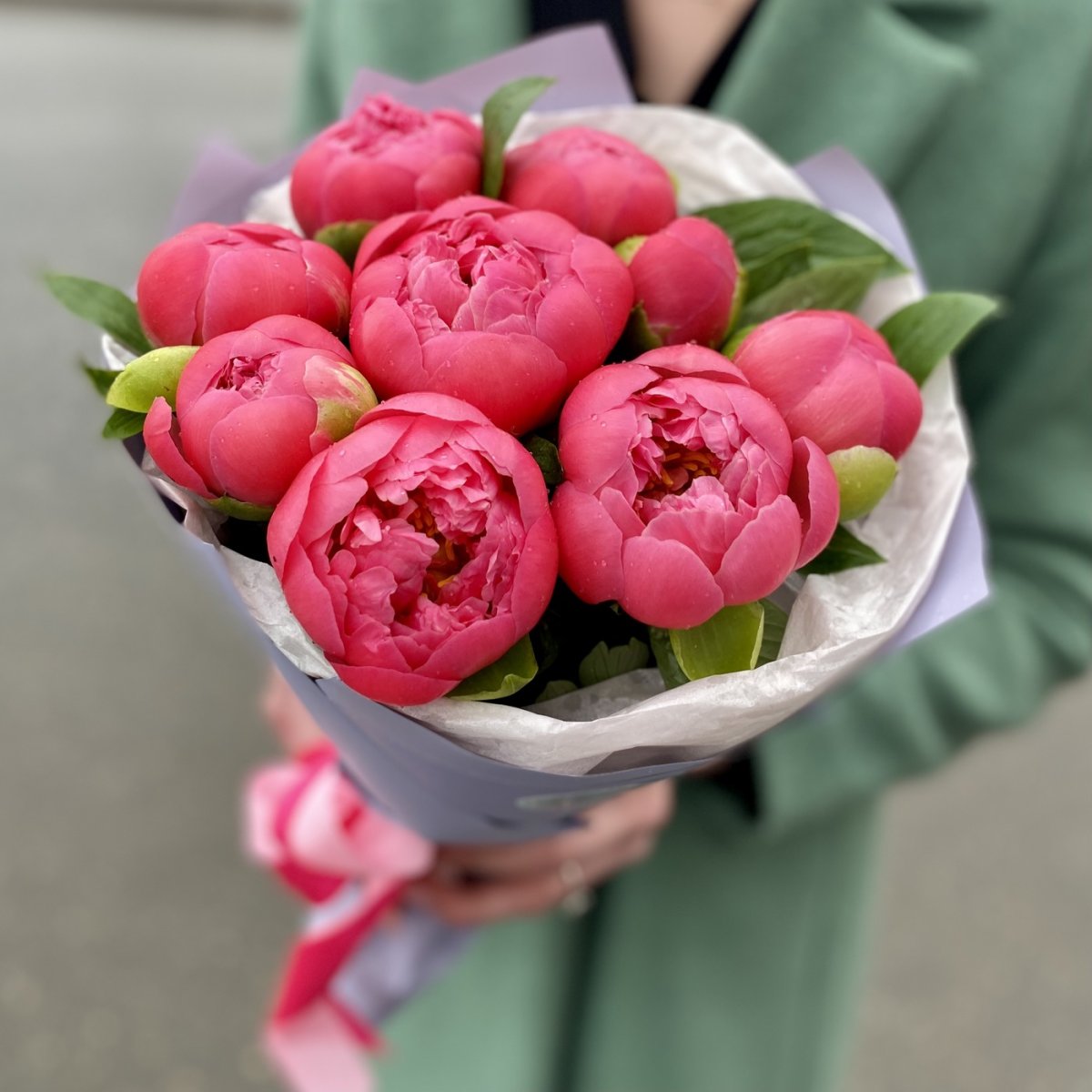 Букет из коралловых пионов