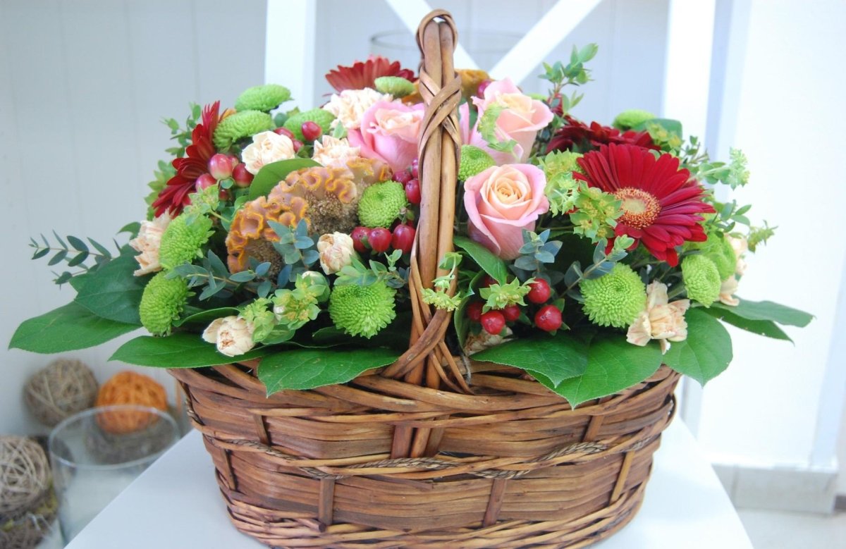 Флористическая композиция в корзине