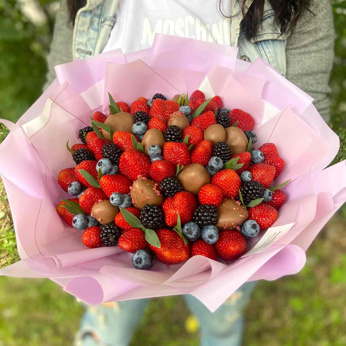Букет из клубники и ежевики