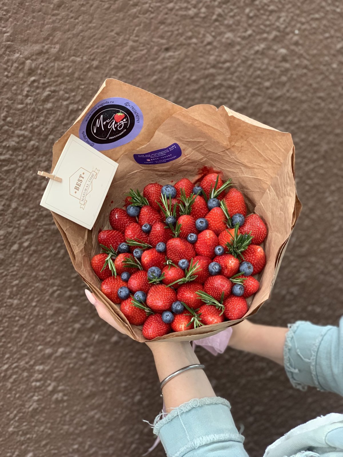 Клубника с розмарином букет