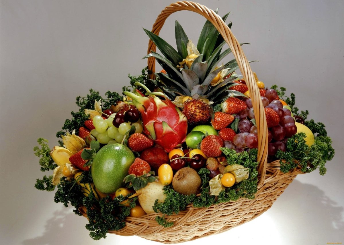 Красивая корзина с фруктами