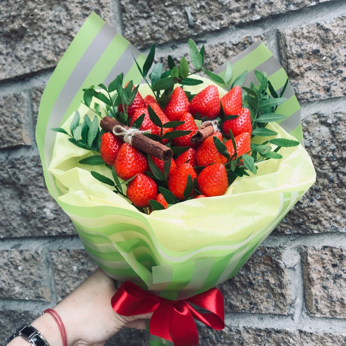 Клубничные букеты с альстромериями