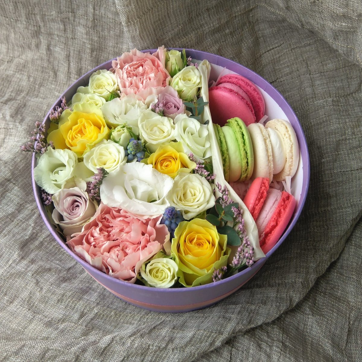 Цветочные коробки с макаронс