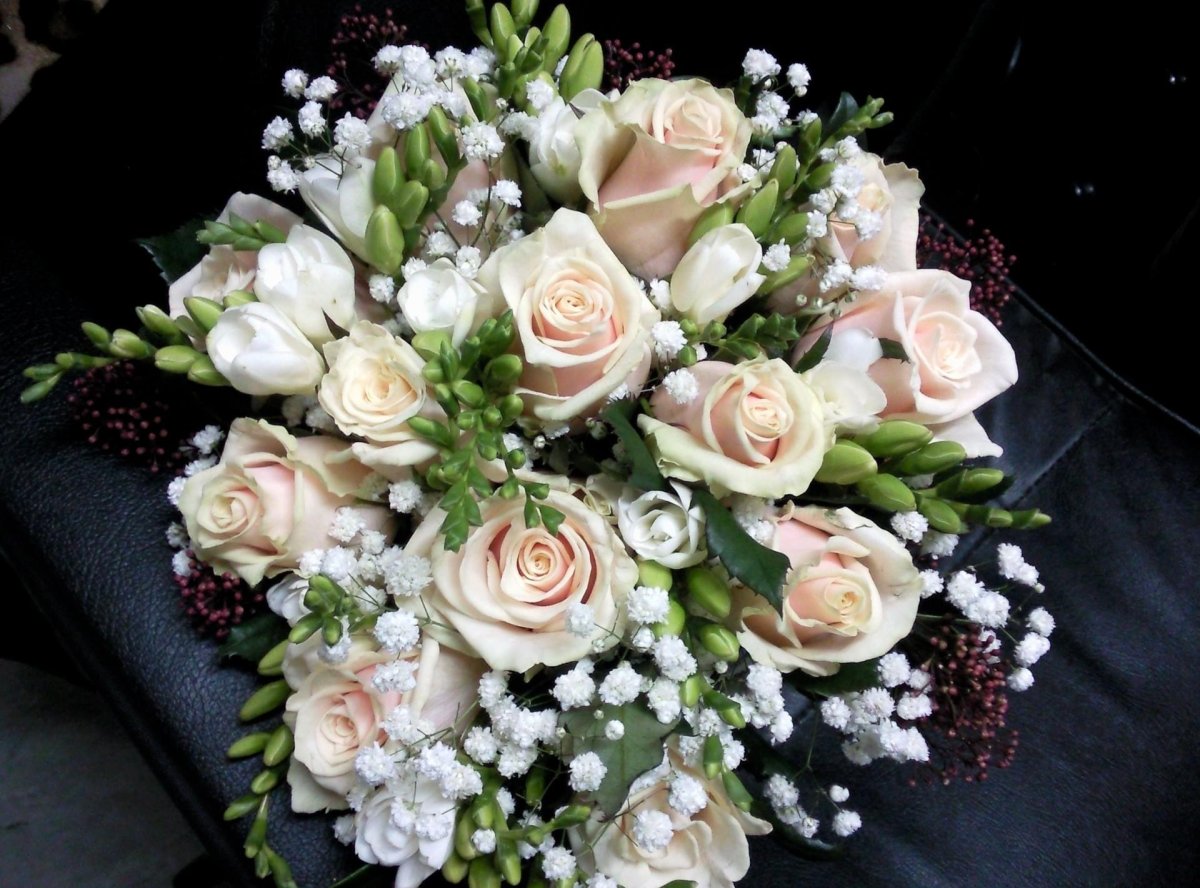 Букет цветов из роз и гипсофилы