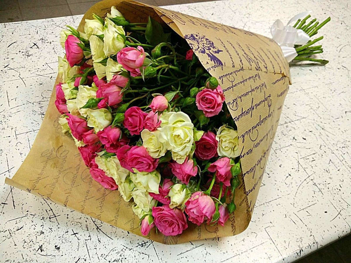 Букет роз в бумажной упаковке