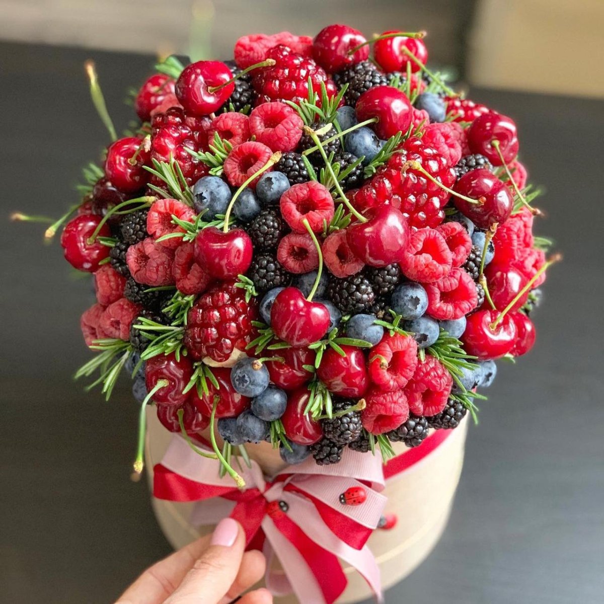 Букет из ягод и фруктов