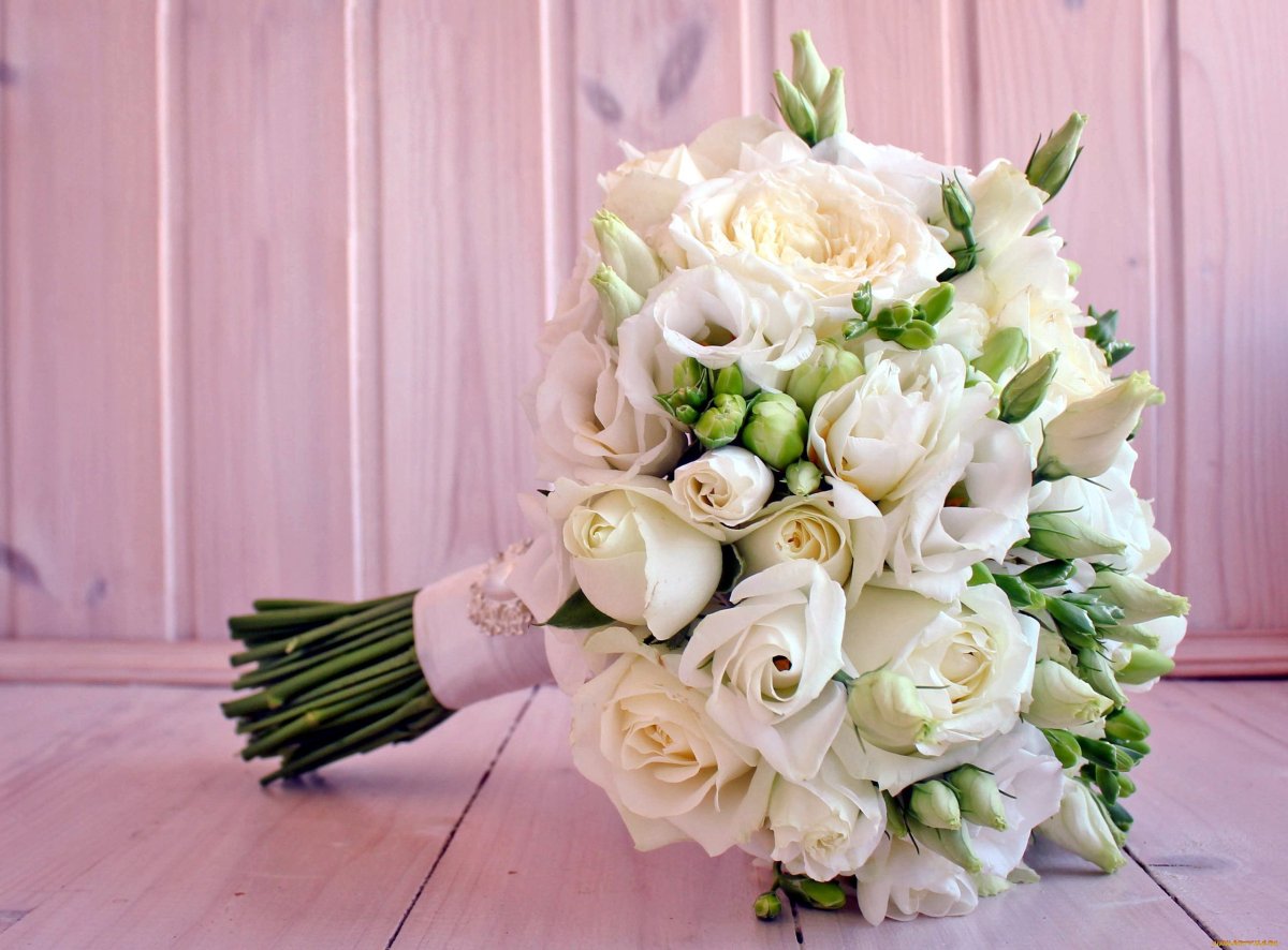 Букет невесты белые розы и эустома